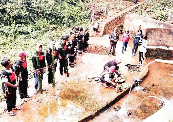 Đồng bào Ê Đê ở thị xã Buôn Hồ, Đắk Lắk tổ chức lễ cúng bến nước.