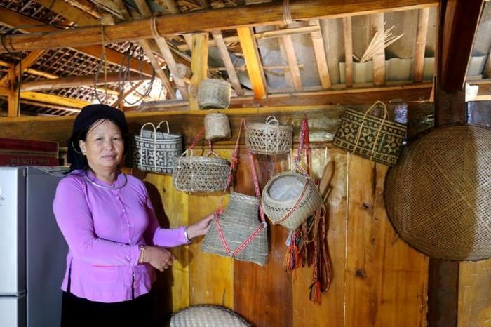 Phát huy nghề đan lát truyền thống, phụ nữ Tày ở Nghĩa Đô làm ra nhiều sản phẩm phục vụ phát triển du lịch tại địa phương. Ảnh: Thanh Cường