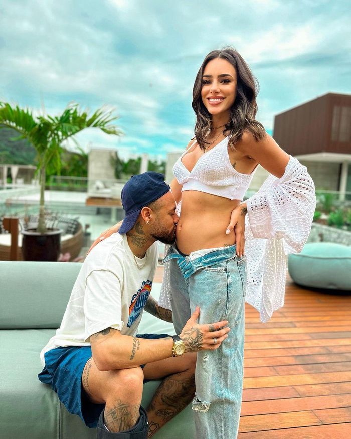 Neymar và bạn gái Biancardi đón tin vui. 