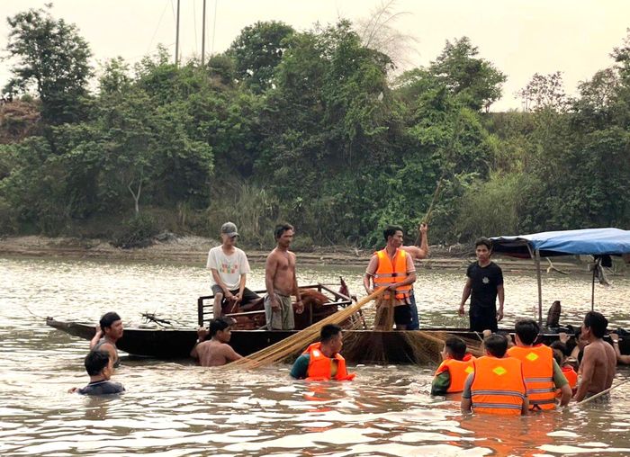 Lực lượng cứu hộ tìm thi thể em K.H.T