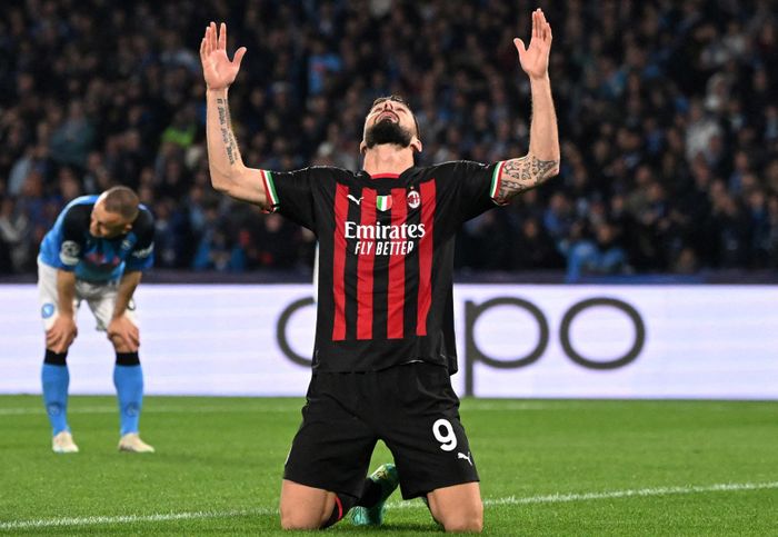 Sau 2 cơ hội tốt bị bỏ lỡ, Giroud đã ghi bàn