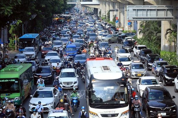 Nhiều tuyến đường khu vực trung tâm bị chiếm dụng làm nơi đậu xe ôtô, gây ùn ứ giao thông.