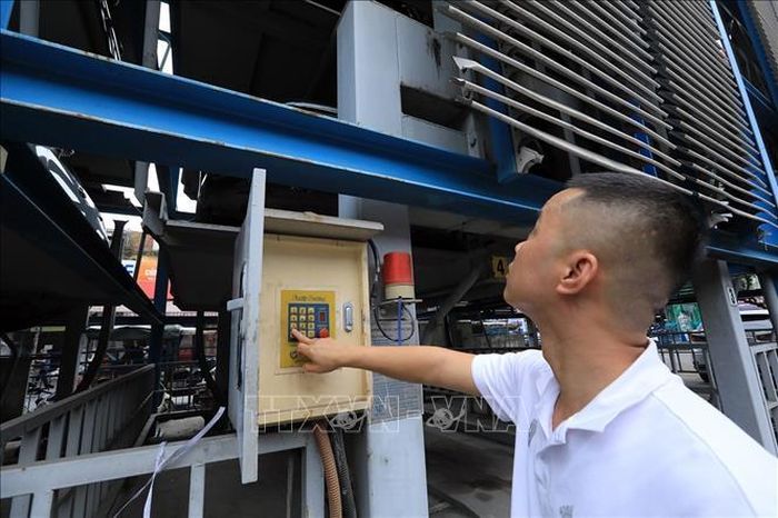 Cán bộ vận hành, điều khiển tự động mỗi khi có xe ra, vào bãi.