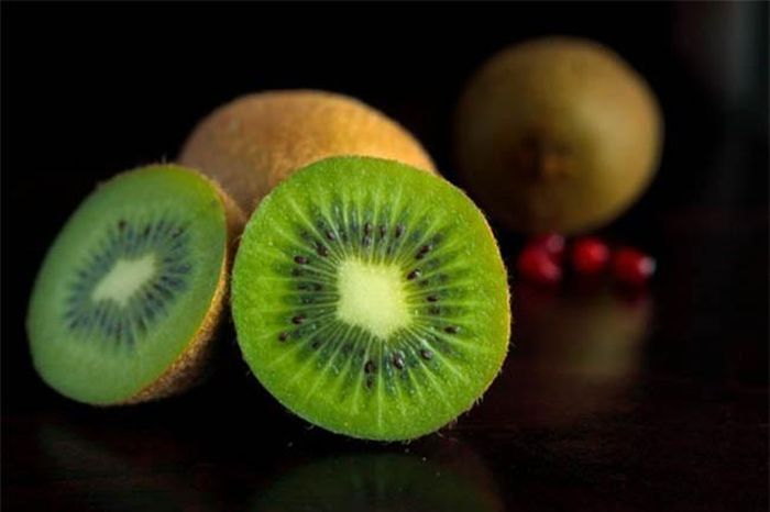  Kiwi: Không phải ai cũng biết bổ kiwi đúng cách. Bạn nên cắt đôi quả kiwi rồi dùng thìa để nạo thịt quả ra. 