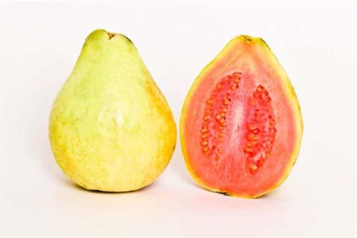  Ổi: Có nhiều cách để bổ và ăn ổi. Một trong những cách đơn giản nhất để ăn ổi bỏ hạt là cắt đôi trái ổi rồi dùng thìa vét phần hạt bên trong ra. 