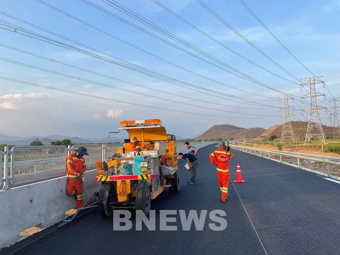 Nhà thầu đang hoàn thiện sơn kẻ vạch đường tại cao tốc Vĩnh Hảo - Phan Thiết. Ảnh: BNEWS phát