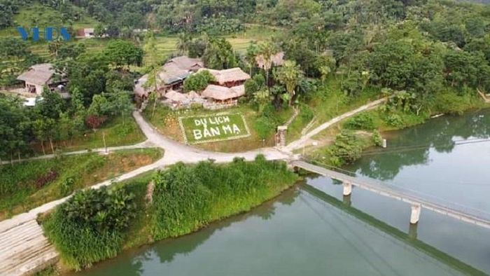 Điểm du lịch chắc chắn du khách không thể bỏ qua khi đến Thường Xuân là Khu du lịch bản Mạ (thị trấn Thường Xuân).