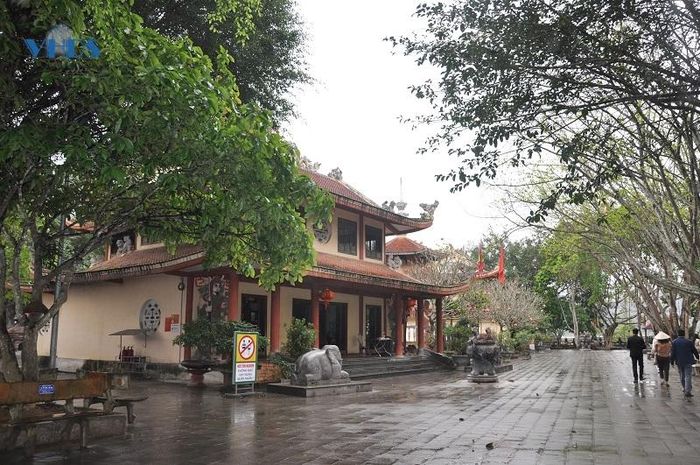 Ở đây có 2 công trình tâm linh nổi tiếng là đền thờ Cầm Bá Thước và đền thờ Bà Chúa Thượng Ngàn.