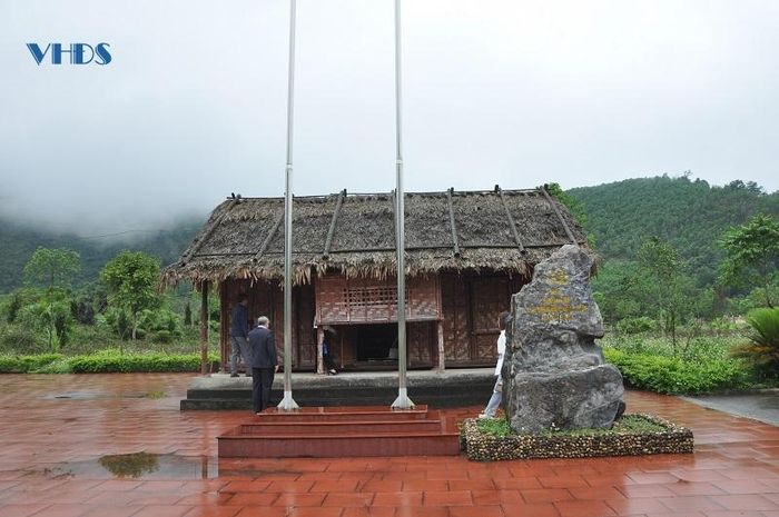 Nằm gần Khu di tích lịch sử văn hóa cửa Đạt là nơi thành lập chi bộ Đảng đầu tiên của huyện Thường Xuân.