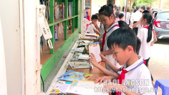 Các em học sinh tìm hiểu nội dung những cuốn sách được trưng bày tại chương trình