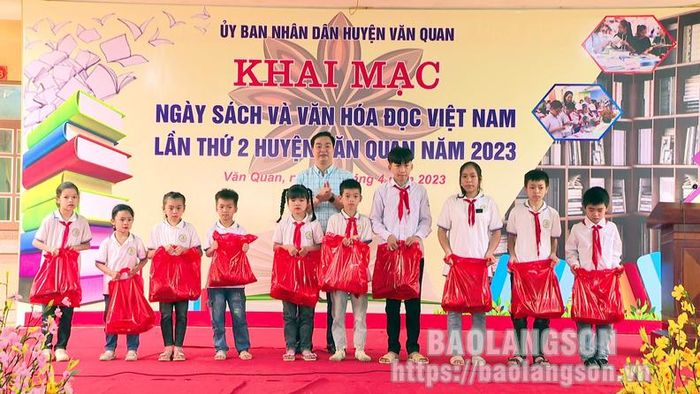 Lãnh đạo UBND huyện tặng quà học sinh vượt khó của trường Tiểu học và THCS 1 An Sơn
