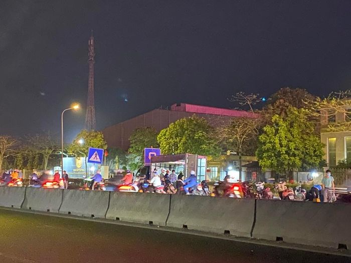 Việc không có điện chiếu sáng, dải phân cách thấp ...tiềm ẩn nguy cơ mất an toàn giao thông cho người đi đường.