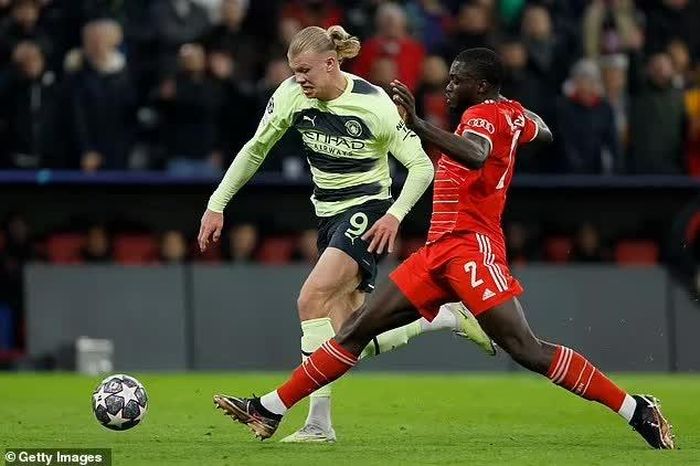 Dayot Upamecano thoát thẻ đỏ sau pha phạm lỗi với tiền đạo Erling Haaland của Man City. Ảnh: Getty Images