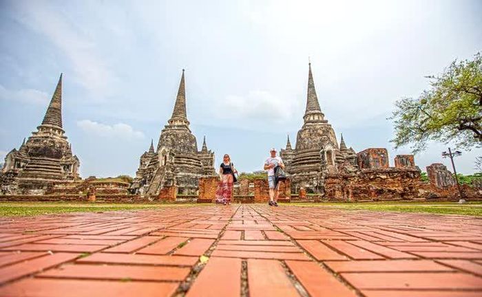 Khách du lịch tham quan Công viên lịch sử Ayutthaya ở Ayutthaya, Thái Lan. Ảnh: THX/TTXVN
