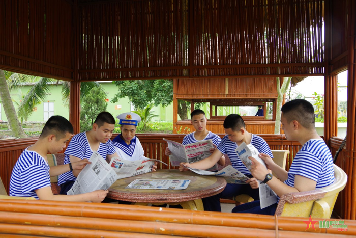 Đọc báo trong ngày nghỉ, giờ nghỉ. 