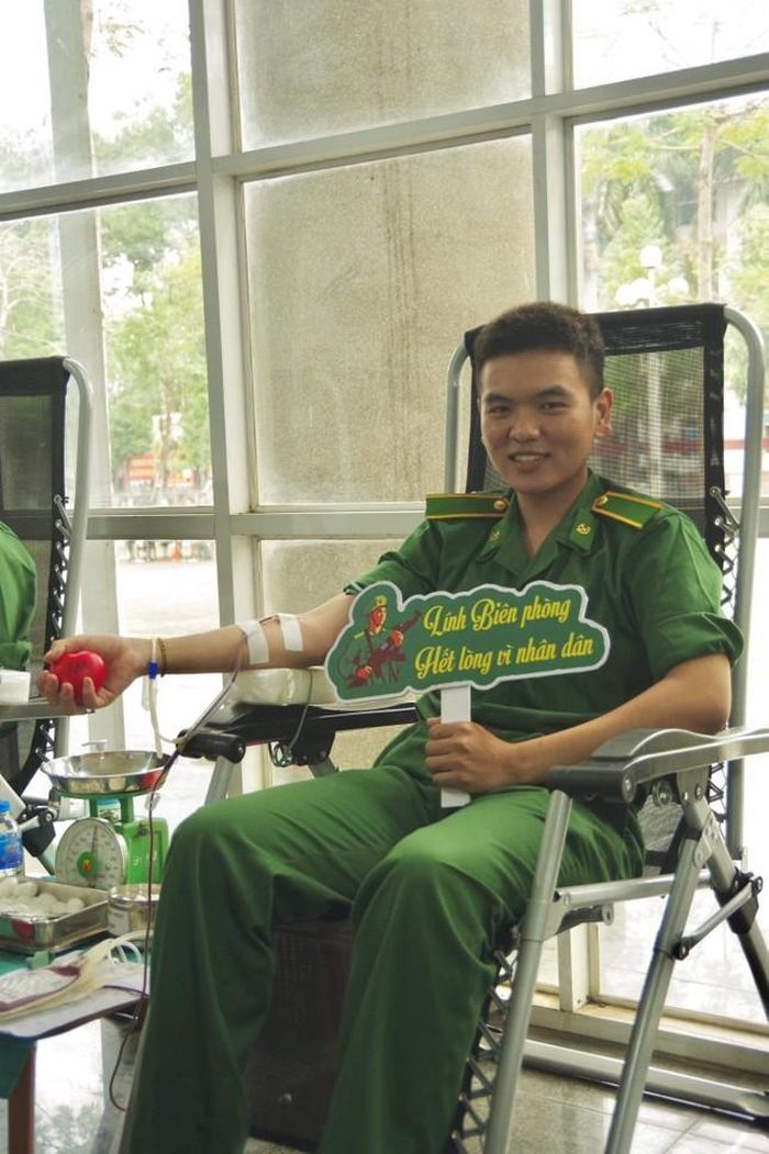 Đình Chân luôn tích cực tham gia các hoạt động thiện nguyện. (Ảnh" NVCC)