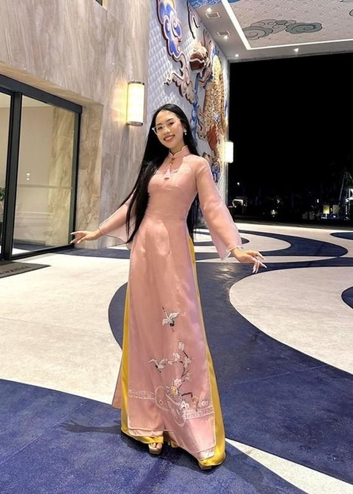 Tuổi 20, Phương Mỹ Chi vẫn đắt show ca hát.