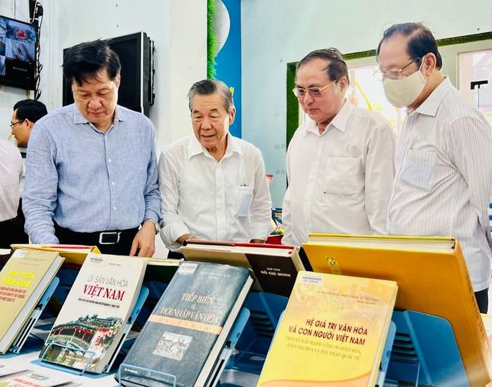 Các đại biểu tham quan các đầu sách tại triển lãm.