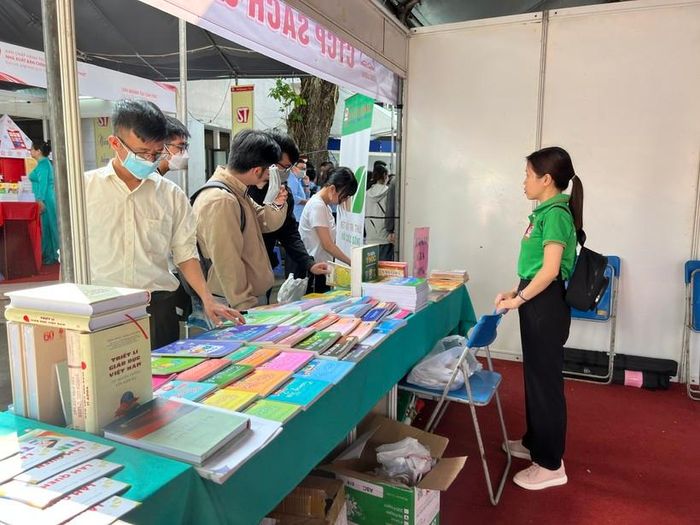 Triển lãm thu hút đông đảo học sinh, sinh viên và người dân đến tham quan.