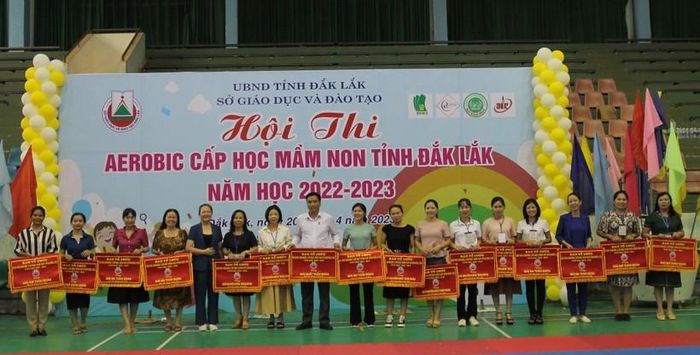 Ban tổ chức trao giải toàn đoàn tại Hội thi (ảnh: Thành Tâm).