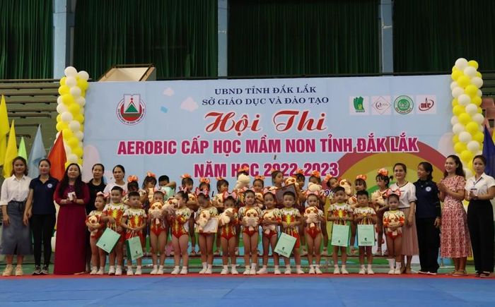 Ban tổ chức trao giải cho các bài thi xuất sắc tại Hội thi (ảnh: Thành Tâm).