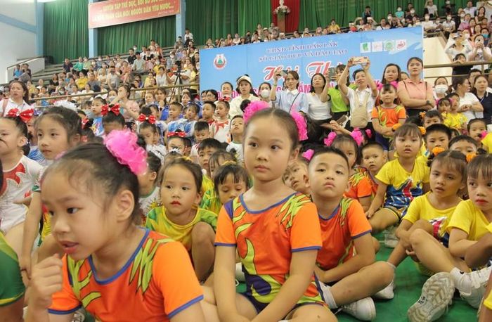 Các thí sinh và phụ huynh chờ kết quả Hội thi (ảnh: Thành Tâm).
