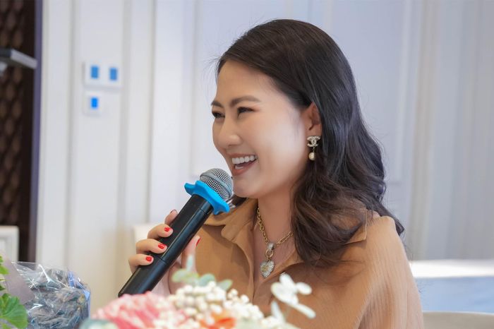 Ngọc Lan trong buổi làm việc với đại diện bên bảo hiểm.