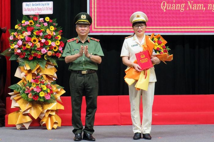 Thiếu tướng Nguyễn Đức Dũng trao quyết định bổ nhiệm cho tân Phó Giám đốc Công an tỉnh Quảng Nam. Ảnh: S.X.