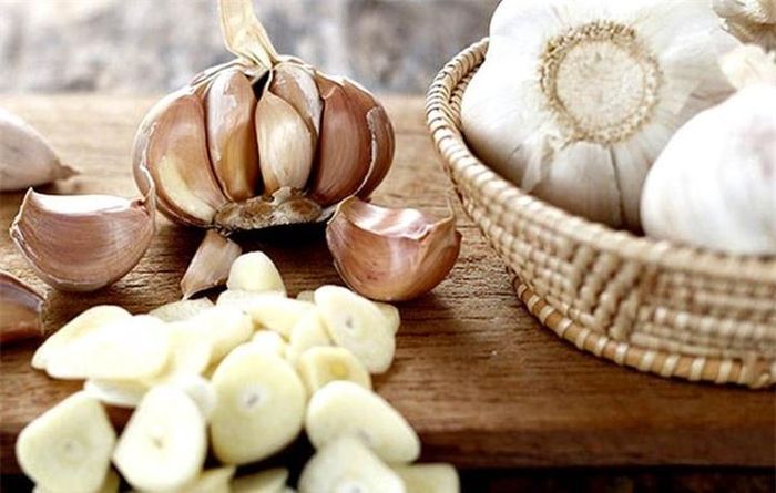 Mẹo đuổi gián bằng tỏi khá hiệu nghiệm