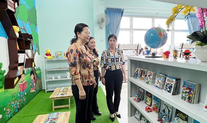 Phó Chủ tịch UBND TP. Long Xuyên Võ Thị Xuân Kiều tham quan thư viện TP. Long Xuyên