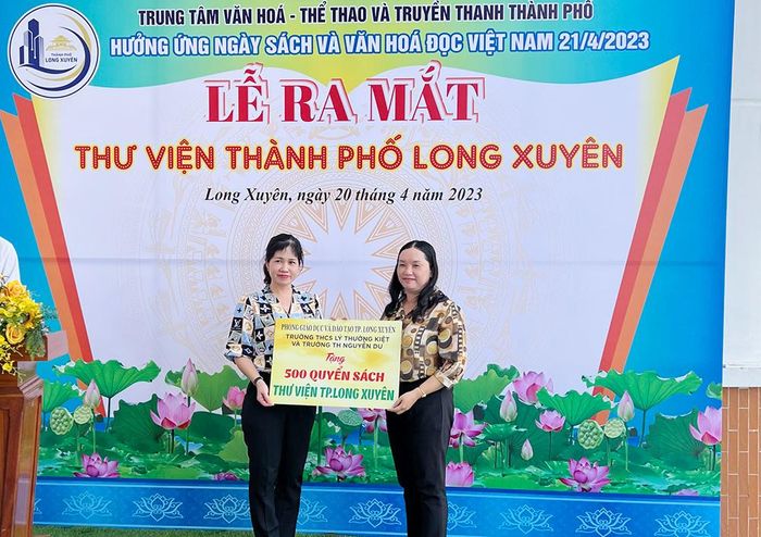 Tiếp nhận 500 quyển sách của Phòng Giáo dục và Đào tạo TP. Long Xuyên trao tặng cho thư viện