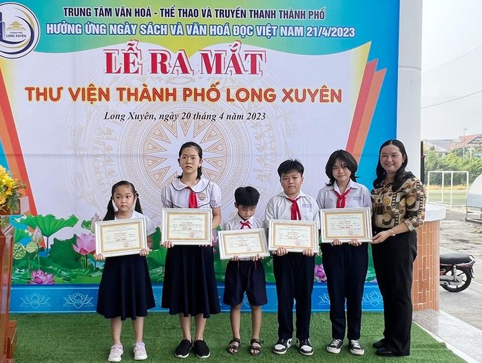 Trao giải Hội thi vẽ tranh dành cho học sinh TP. Long Xuyên
