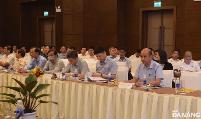 Phó Chủ tịch UBND thành phố Lê Quang Nam (bên phải) dự hội nghị. Ảnh: HOÀNG HIỆP