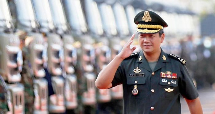 Ông từng được đào tạo tại Học viện quân sự West Point (Mỹ) và là người Campuchia đầu tiên tốt nghiệp từ ngôi trường này.