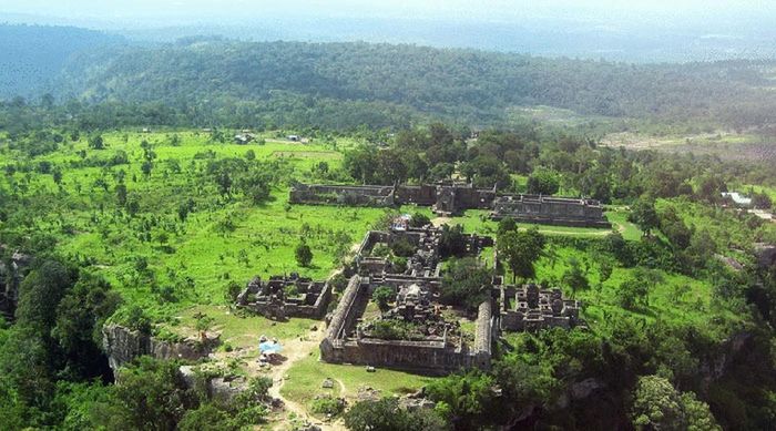Ông được cho là đóng góp đáng kể trong quá trình đàm phán với Thái Lan khi quân đội hai nước đụng độ ở khu đền cổ Preah Vihear năm 2008.