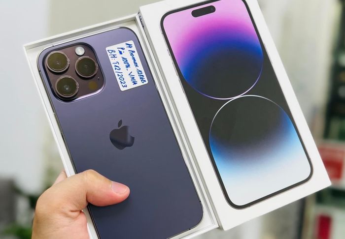 Giá iPhone 14 Pro Max 128 GB đã qua sử dụng trên thị trường giao động 24,5-25,5 triệu đồng. Ảnh: Minh Hiếu.