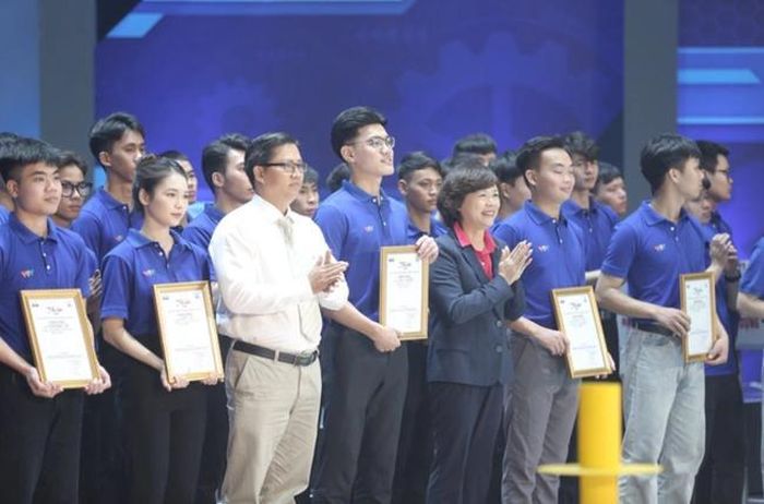 Đại diện BTC trao giấy chứng nhận cho các đội tuyển - Ảnh: VTV