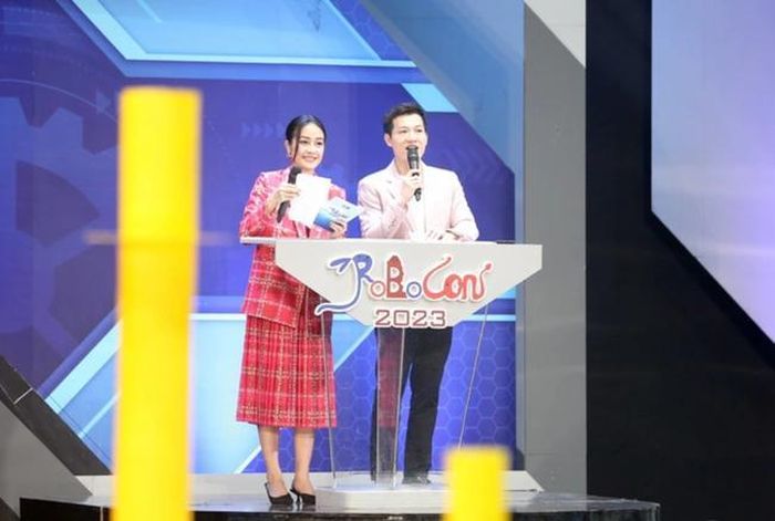 MC Phí Linh và MC Trần Ngọc là những người dẫn chương trình tại lễ khai mạc vòng loại phía Bắc - Ảnh: VTV