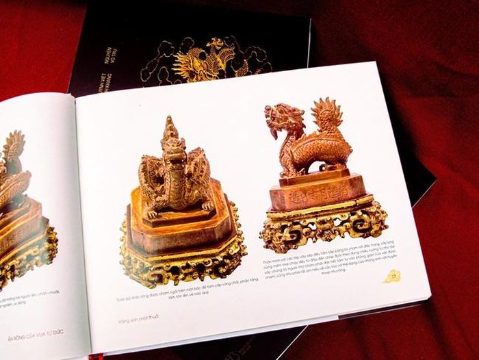 12 chương trong sách gắn với 12 nhóm cổ vật cơ bản