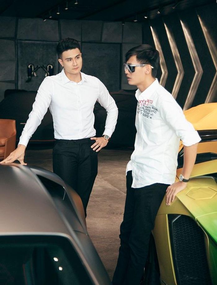 Ngoài ra, Phan Công Khanh cũng chơi thân với nhiều người bạn đình đám trong showbiz hay các cầu thủ bóng đá như thủ môn Bùi Tiến Dũng, Quang Hải,...