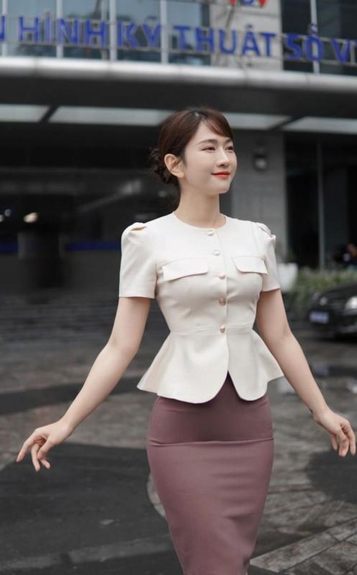 Trên trang cá nhân của mình, hot girl Lê Bống chia sẻ loạt khoảnh khắc diện trang phục công sở lịch sự, chỉn chu hoàn toàn trái ngược với phong cách trước đây.