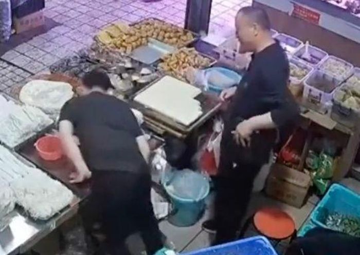  Chỉ trong vòng 2 giây, chủ quầy mất đi ý thức ngã nhào xuống đất.