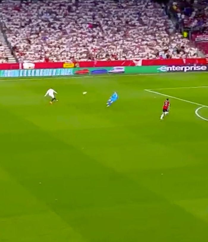 Sai lầm của thủ thành người Tây Ban Nha đã mang lại bàn thắng cho Youssef En-Nesyri bên phía Sevilla.