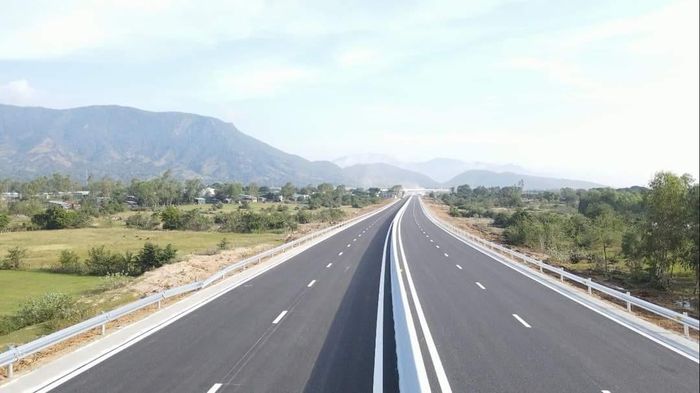 Những nội dung Tập đoàn Sơn Hải xin được cam kết gồm mặt đường bằng phẳng, không hằn lún, không bong bật, êm thuận cả đoạn tiếp giáp vào cầu.