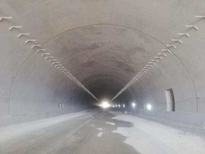 Do đó, việc hoàn thành và sử dụng dự án cao tốc Nha Trang - Cam Lâm cũng sẽ góp phần đáp ứng nhu cầu di chuyển thuận tiện của người dân trong khu vực, giảm tải cho Quốc lộ 1A. Phương tiện lưu thông trên tuyến cao tốc từ Bắc vào Nam sẽ vào cao tốc tại nút giao QL27C và ra cao tốc tại nút giao QL27B, xe đi từ Nam ra Bắc theo hướng ngược lại.