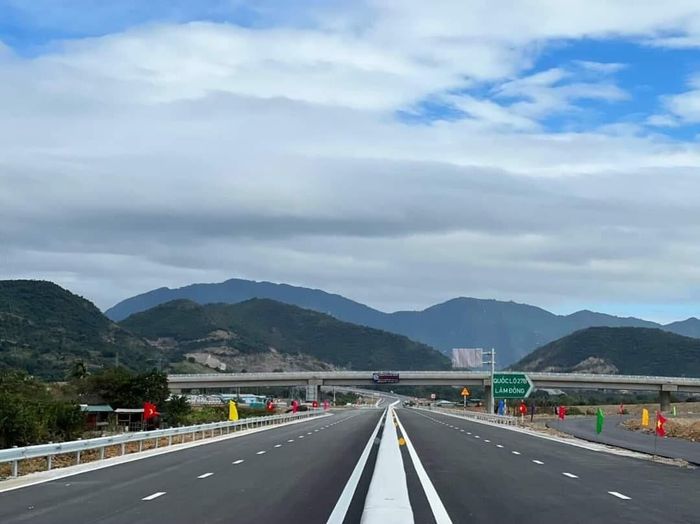 Điểm đầu dự án tại xã Diên Thọ, huyện Diên Khánh, điểm cuối tại xã Cam Thịnh Tây, TP Cam Ranh; quy mô 4 làn xe, rộng 17m; sau đó nâng đường rộng 32m, 6 làn xe, trong đó 2 làn khẩn cấp. Thời gian dự án khai thác hoàn vốn khoảng 16 năm 4 tháng.
