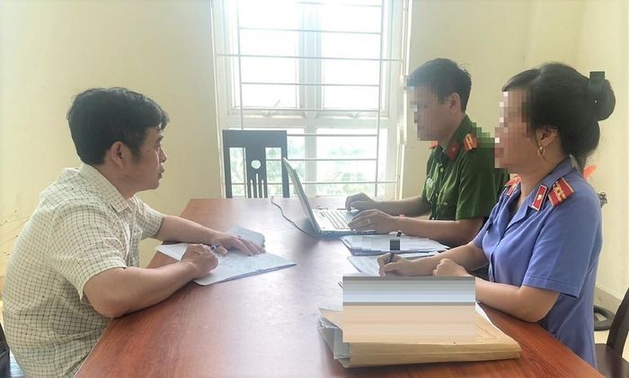 Đối tượng Trần Anh Tuấn làm việc với cơ quan chức năng. (Ảnh Công an Nghệ An)