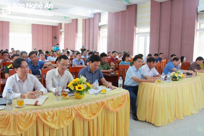 Các đại biểu và cử tri tham gia cuộc tiếp xúc đại biểu Quốc hội. Ảnh: Ngân Hạnh