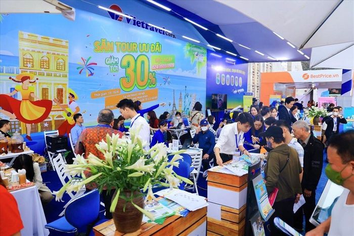 Đông đảo du khách quan tâm đến các tour du lịch ưu đãi, giảm giá sâu tại các hội chợ du lịch.