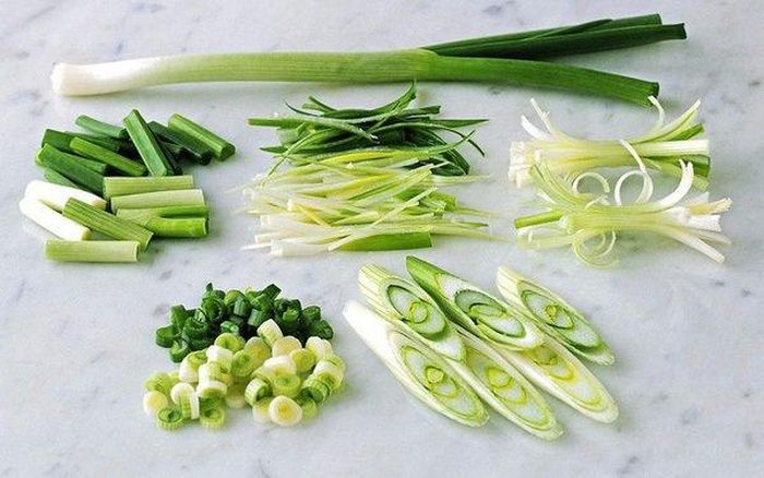 Ăn quá nhiều hành sẽ gây phản tác dụng như làm mắt mờ, tóc chóng bạc, thậm chí cản trở ra mồ hôi. Chú ý không được hành cùng mật ong...Ảnh: Internet.